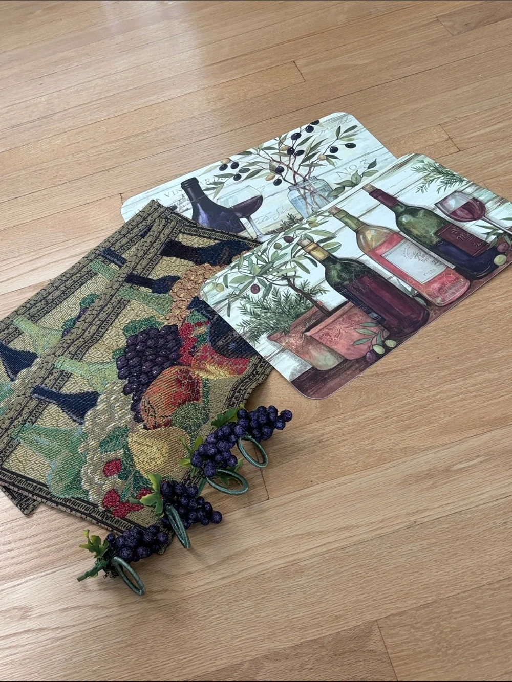 WINE 🍷- bundle/8 - 4/placemats & 4/grape napkin rings (NWOB)